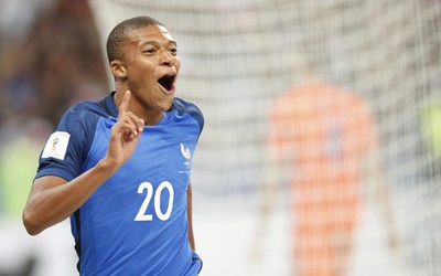 大象体育快讯-伯贝任意球诡异弧线