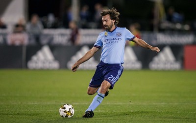 大象体育快讯-伯贝这脚射门弹柱入网