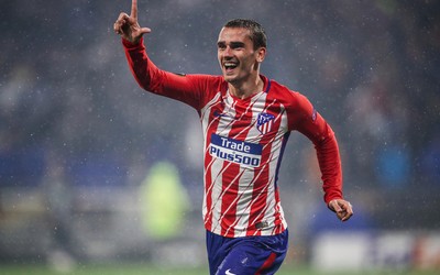 大象体育精华-凯拉助攻后指向看台家人