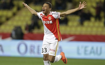 大象体育快讯-刚仁与小学生互动暖心